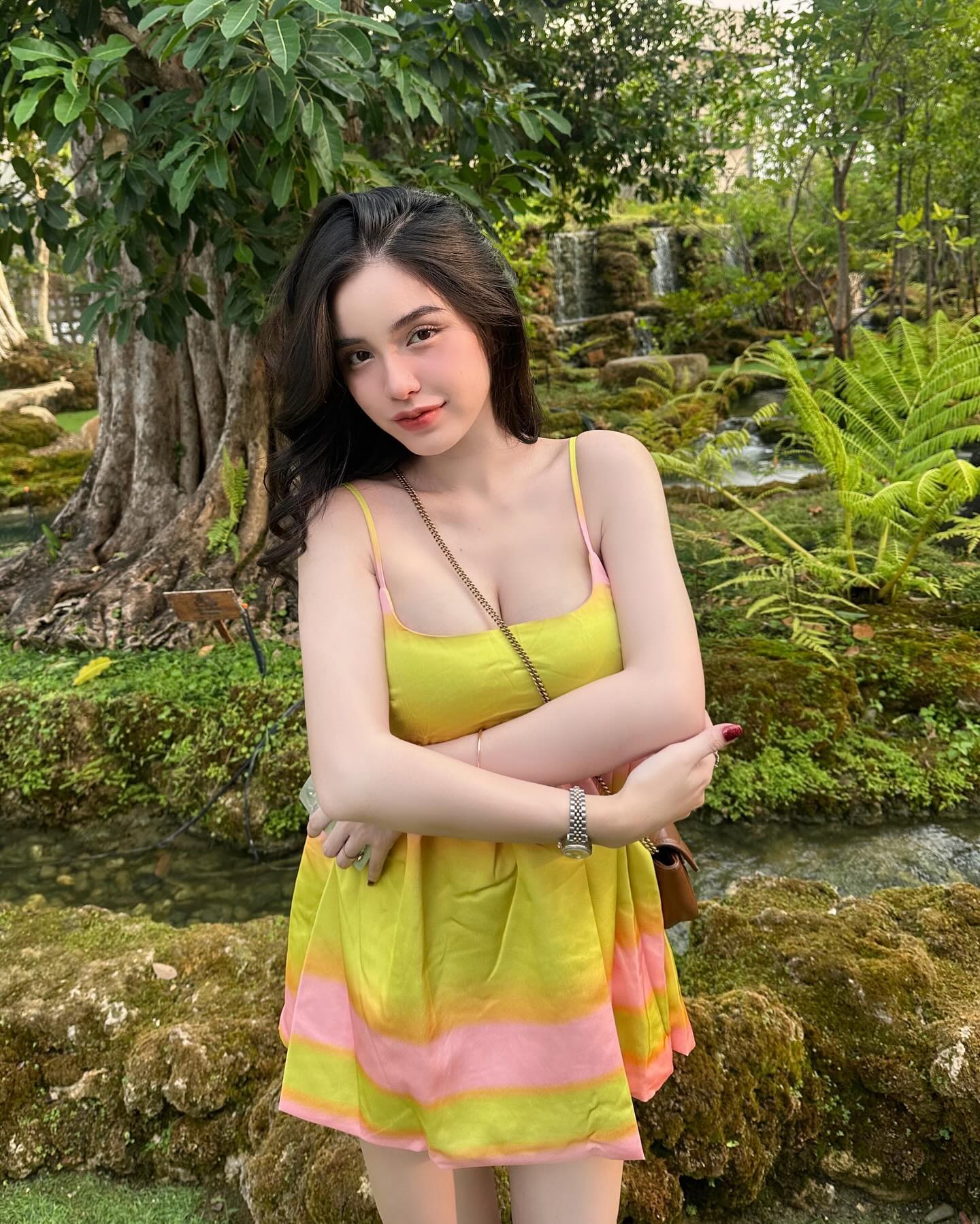 ขนม ศศิกานต์ กนิษฐสุนทร ในชุดสวย